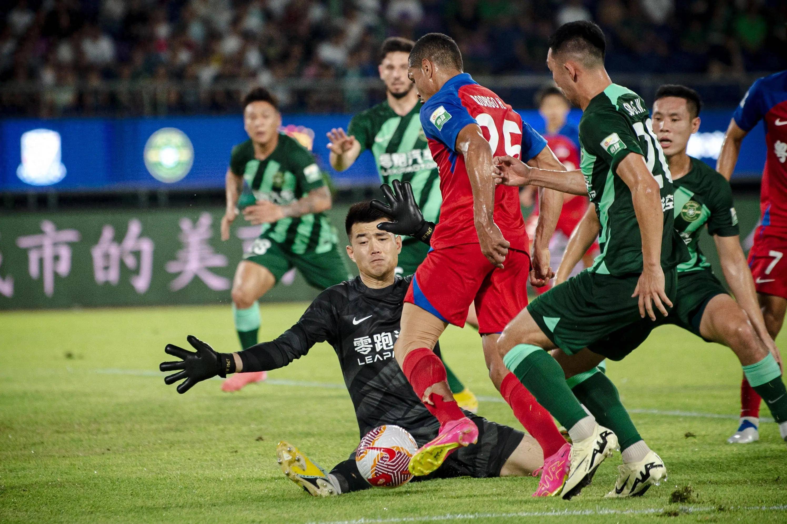 亚洲球队奋勇作战，新发现年轻好手