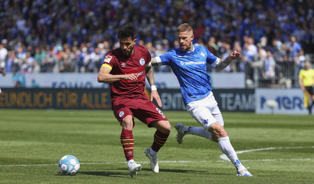 沙尔克豪取三分,登上联赛前列 沙尔克豪取三分,登上联赛前列