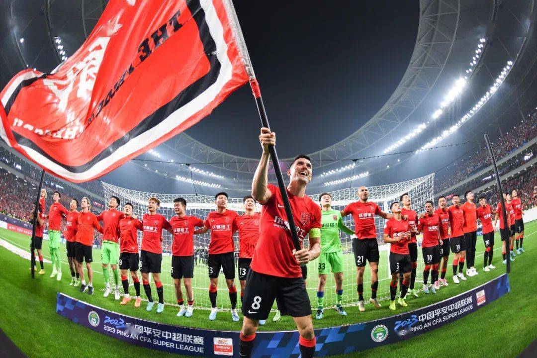 包含精英球员展现团队实力，比赛氛围浓烈的词条