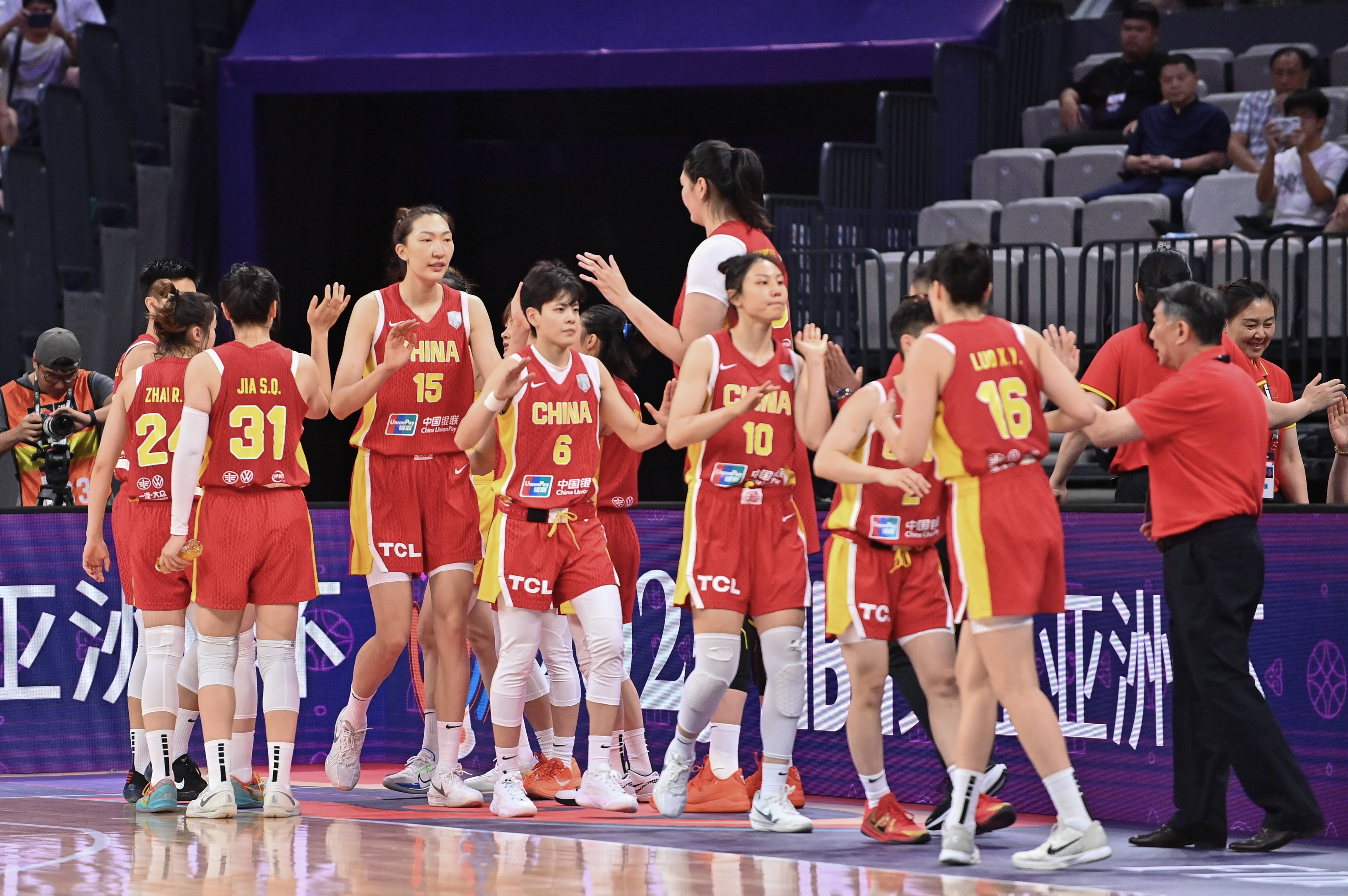 亚洲杯篮球赛进入关键阶段，中国队表现不俗