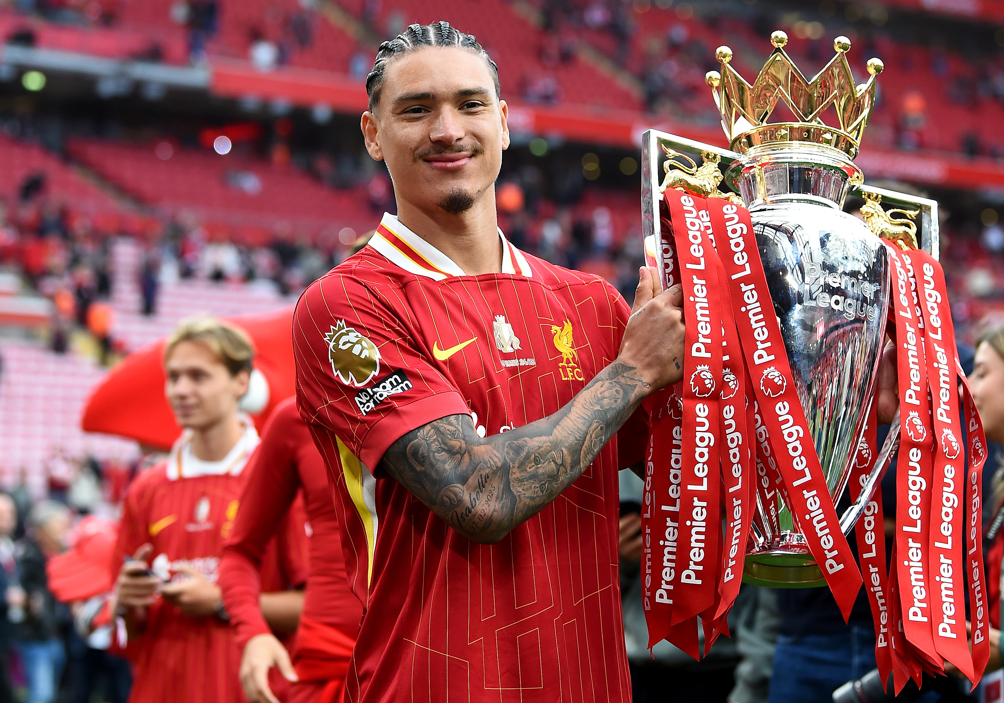 利物浦女足队员在比赛中力争上游