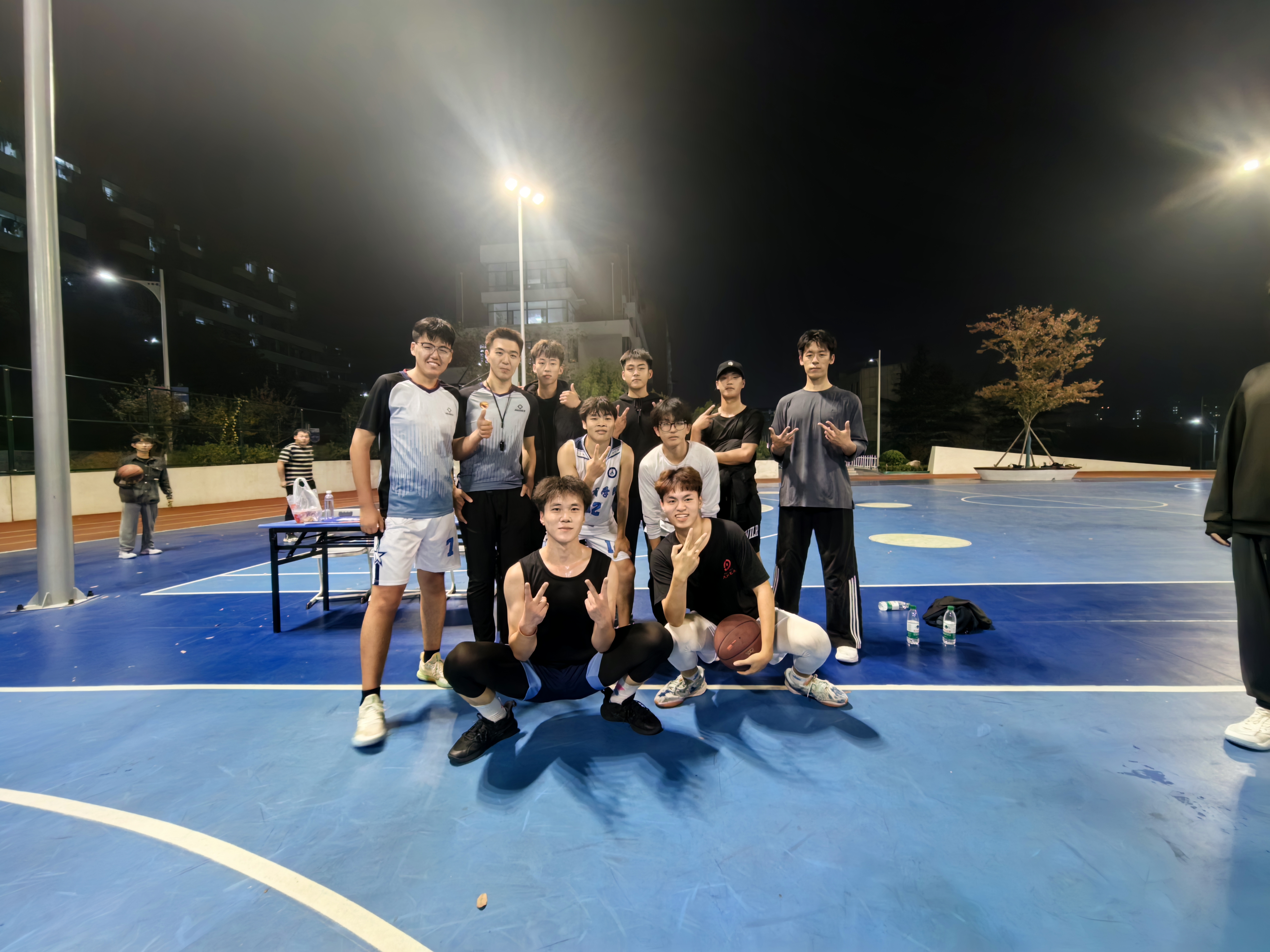 篮球新赛季开幕式精彩上演，球队展示团队精神的简单介绍