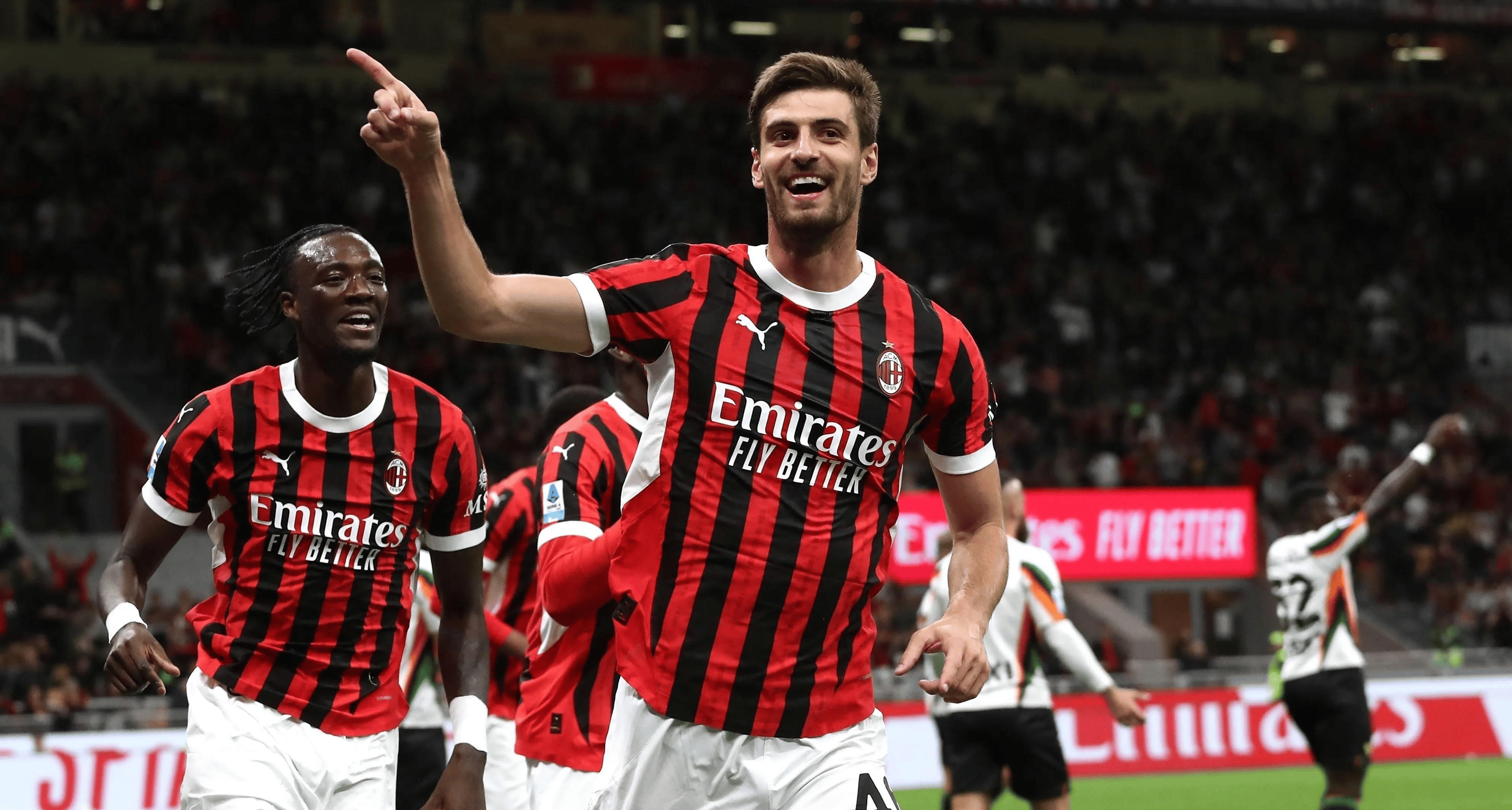 AC米兰主场大胜乌迪内斯，继续领跑