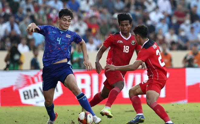 新加坡球队咬牙迎战菲律宾队,士气高涨 新加坡球队咬牙迎战菲律宾队,士气高涨