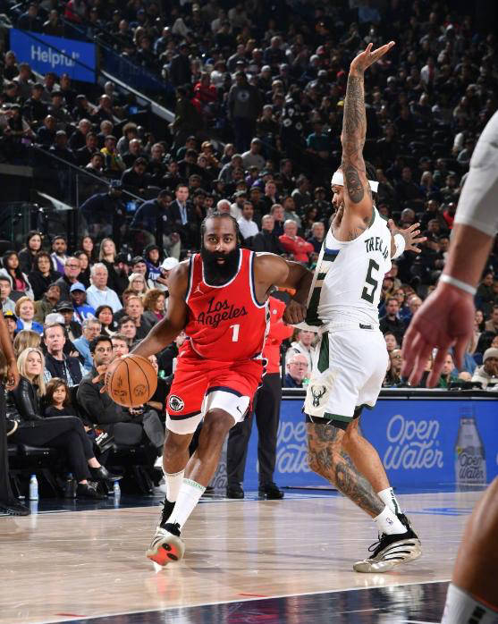 PG电子试玩官网-雄鹿队后卫表现抢眼，助球队取得连胜