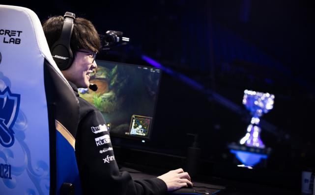 FPX血洗MAD,Keria团战一打五峡谷大战成都决赛之夜,成为赛场最大亮点 FPX血洗MAD,Keria团战一打五峡谷大战成都决赛之夜,成为赛场最大亮点