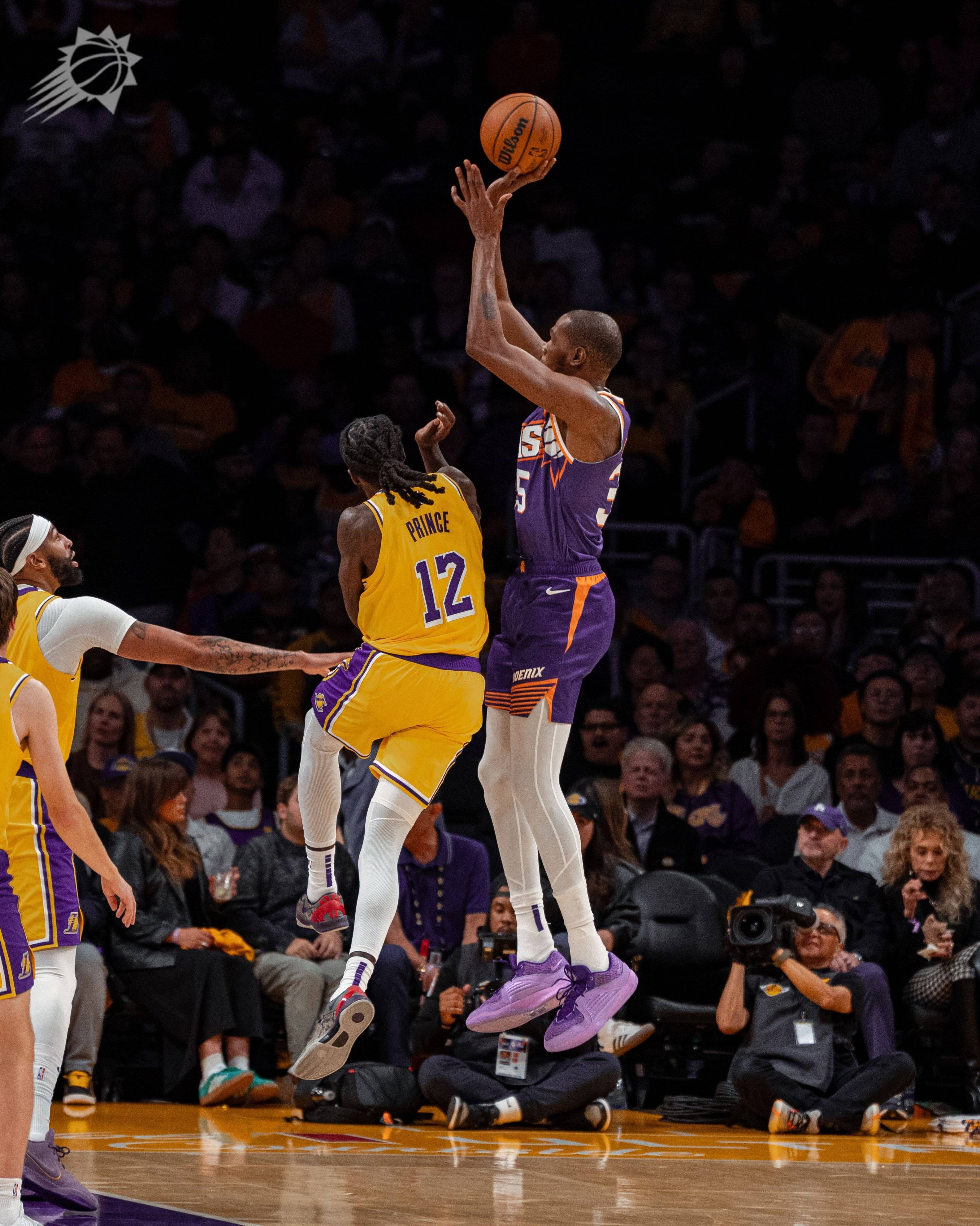 PG电子线上登入-湖人战胜篮网，詹姆斯砍下40分